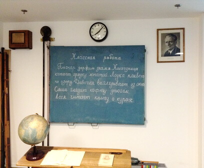 Sala de clasă cu text de propagandă în limba rusă