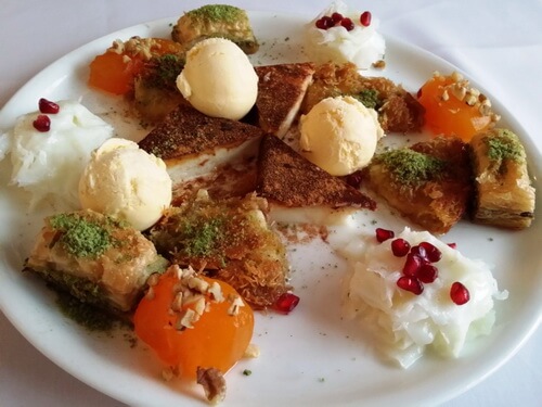 Platou cu deserturi turcești, Restaurant Harem București