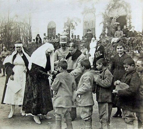 Regina Maria oferă dulciuri orfanilor din Erbiceni, martie 1918. Ffotografie preluată din jurnalul Reginei Maria, Arhivele Naţionale ale României