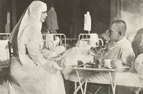 Regina Maria în timpul vizitei într-un spital de campanie, în anul 1917. Sursa foto Wikipedia
