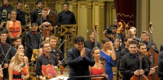 Orchestra Naţională Simfonică a României și dirijorul Cristian Măcelaru. Foto: Virgil Oprina, 2018