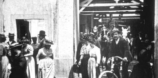 Imagine din filmul ”La Sortie des Usines Lumière à Lyon”, 1895