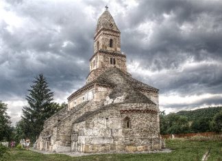Biserica din Densuș Sursa foto Wikipedia