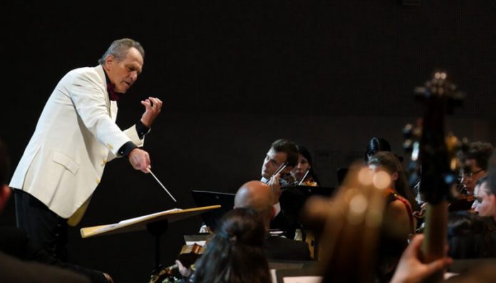 Cristian Mandeal la pupitrul Orchestrei Române de Tineret. Foto Virgil Oprina