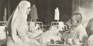 Daniela Șontică Regina Maria în timpul vizitei într-un spital de campanie, în anul 1917. Sursa wikipedia