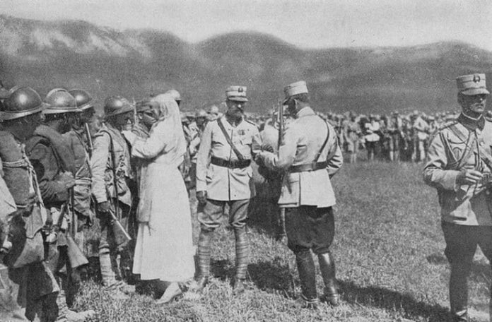 Daniela Șontică Regele Ferdinand și Regina Maria decorând militarii care au luptat la Mărășești, august 1917 Daniela Șontică Regele Ferdinand și Regina Maria decorând militarii care au luptat la Mărășești, august 1917