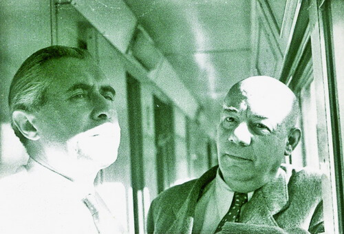 Emil Condurachi (stânga) şi Grigore Moisil în tren, în drum spre Roma Sursa Historia