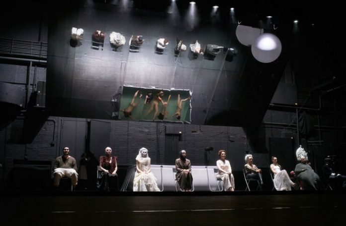 Imagine din spectacolul ”Furtuna-furtuna”. Teatrul Națiunilor, Moscova