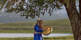 Urfet Șachir David Baxendale, ”Șaman Tuva efectuând o ceremonie religioasă sub un copac vechi de 800 de anii”