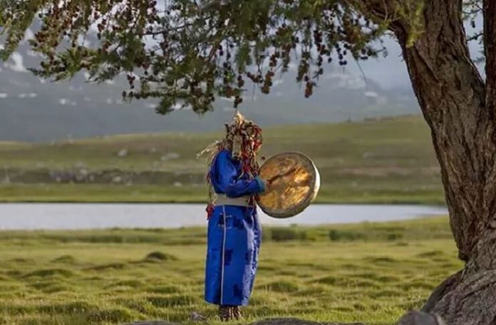Urfet Șachir David Baxendale, ”Șaman Tuva efectuând o ceremonie religioasă sub un copac vechi de 800 de anii”
