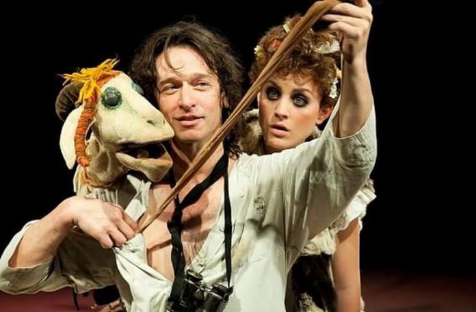 Imagine din spectacolul ”Un sătuc” de Yehoshua Sobol, Teatrul Cameri din Tel Aviv