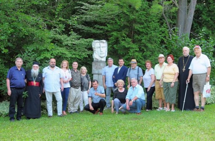 Omagiu adus lui Mihai Eminescu (sculptura lui Nicăpetre la Câmpul Românesc de la Hamilton) în prima seară a Săptămânii culturale de la Hamilton ON. Foto: Cornel Stan