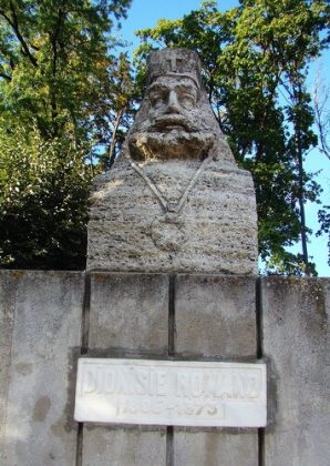 Bustul lui Dionisie Romano de pe Aleea Academicienilor din Săliște. Sursa: Wikipedia