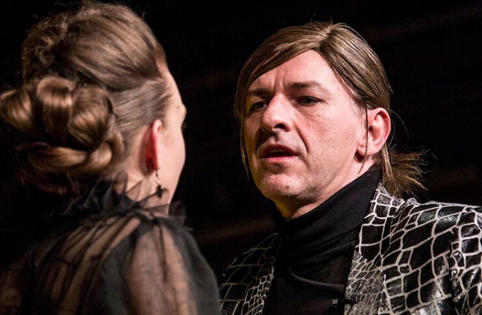 Alföldi Róbert în ”Richard al III-lea” de William Shakespeare, regia: Andrei Șerban, Teatrul Radnóti din Budapesta