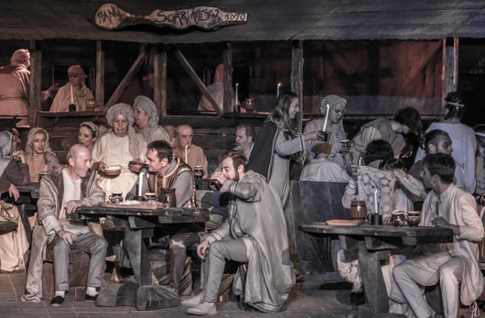 Imagine din spectacolul ”Vlaicu Vodă” de Al. Davila, regia: Horia Suru, Teatrul Excelsior din București. Foto: Cosmin Tița Imagine din spectacolul ”Vlaicu Vodă” de Al. Davila, regia: Horia Suru, Teatrul Excelsior din București. Foto: Cosmin Tița