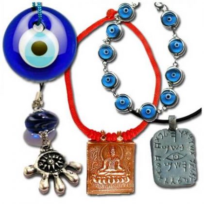Ornamente cu simbolul mărgelei albastre și ochiul lui Horus