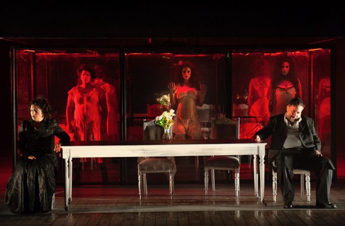 Imagine din spectacolul ”Zeul răzbunării”, Teatrul Cameri din tel Aviv