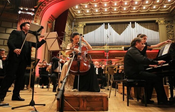 Ștefan Tarara, Eun-Sun Hong, Josu de Solaun în Triplul concert de Paul Constantinescu. Foto: Cătălina Filip Ștefan Tarara, Eun-Sun Hong, Josu de Solaun în Triplul concert de Paul Constantinescu. Foto: Cătălina Filip