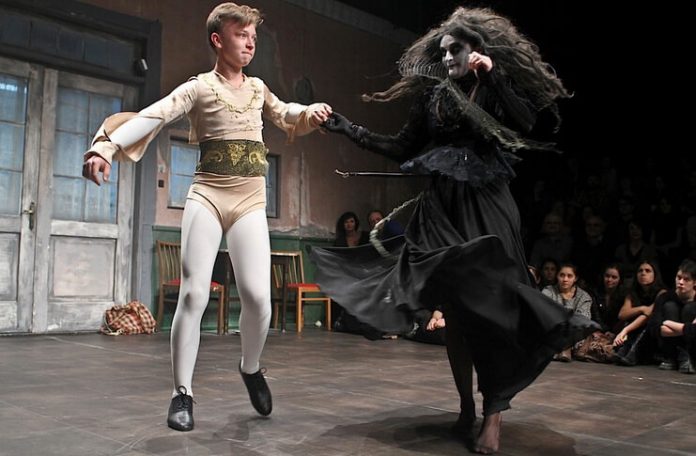 Imagine din spectacolul ”Castingul dracului”. Foto: Maria Ștefănescu