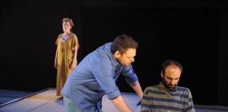 ”«Trilogia» lui Noam Ghil la Teatrul Tmu-na” de Gheorghe Miletineanu Imagine din spectacolul ”Colonistul” de Noam Ghil, Teatrul Tmu-na din Tel Aviv