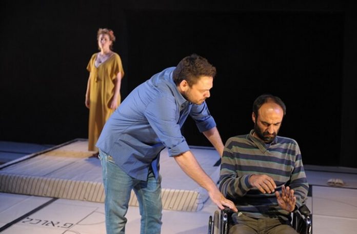 Imagine din spectacolul ”Colonistul” de Noam Ghil, Teatrul Tmu-na din Tel Aviv