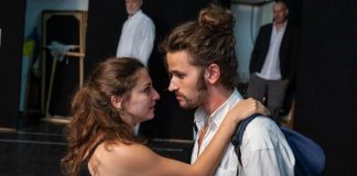 ”Hanul stafiilor” de Nathan Alterman – cronică de teatru de Gheorghe Miletineanu Imagine din spectacolul ”Hanul stafiilor” de Nathan Alterman, Teatrul Khan din Ierusalim