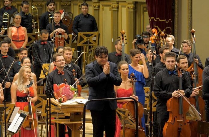 Orchestra Naţională Simfonică a României și dirijorul Cristian Măcelaru. Foto: Virgil Oprina, 2018 Orchestra Naţională Simfonică a României și dirijorul Cristian Măcelaru. Foto: Virgil Oprina, 2018