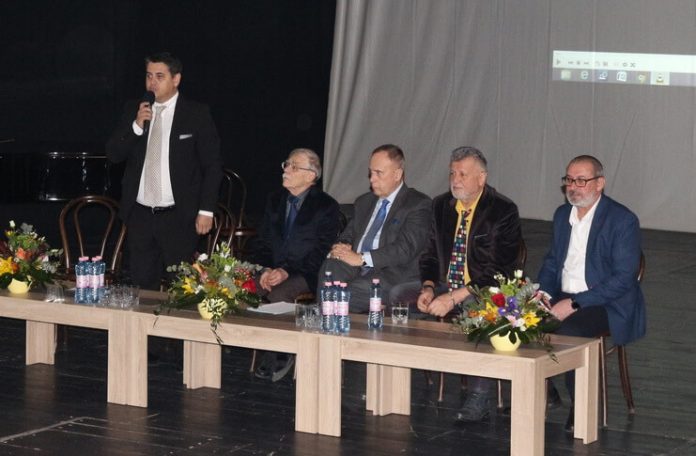 Colocviile ”Brâncuși”, Târgu Jiu, februarie 2019. De la stânga la dreapta: Adrian Tudor, Serge Fauchereau, Radu Boroianu, Pavel Șușară și Doru Strîmbulescu