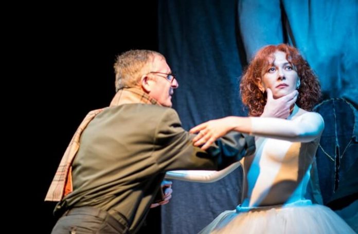 Imagine din spectacolul ”Femeia de pe alte meleaguri”, Teatrul Malenki din Tel Aviv
