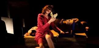 ”O scoarță subțire” – cronică de teatru de Gheorghe Miletineanu Imagine din spectacolul ”O scoarță subțire” de Yehoshua Sobol, Teatrul Tmu-na din Tel Aviv