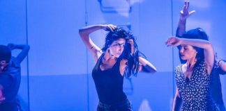 Imagine din spectacolul ”Oameni, locuri & lucruri” de Duncan Macmillan, Teatrul Beit-Lessin din Tel Aviv
