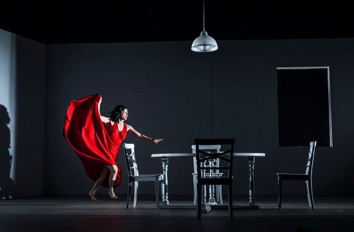 Imagine din spectacolul ”Mama” de Florian Zeller, Teatrul Ghesher din Tel Aviv