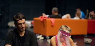 Imagine din spectacolul ”Mercenari – Atingerea tandră a lui Corneliu Seghedi”, Teatrul Maghiar de Stat din Cluj-Napoca