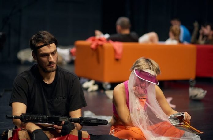 Imagine din spectacolul ”Mercenari – Atingerea tandră a lui Corneliu Seghedi”, Teatrul Maghiar de Stat din Cluj-Napoca