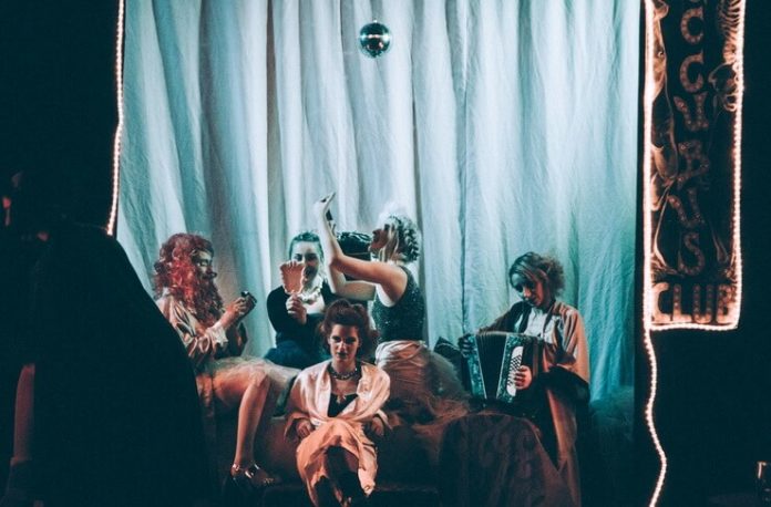 Imagine din spectacolul ”Succubus”, Teatrul Național din Cluj-Napoca. Sursa foto: clujlife Imagine din spectacolul ”Succubus”, Teatrul Național din Cluj-Napoca. Sursa foto: clujlife