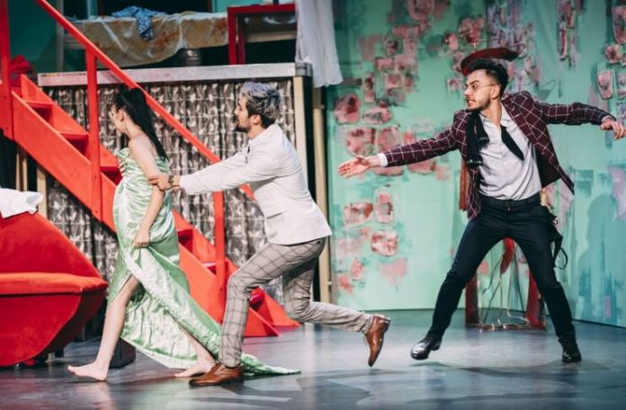 Imagine din spectacolul ”Amor cu repetiţie” de Ray Cooney, teatrul ”Tudor Vianu” din Giurgiu Imagine din spectacolul ”Amor cu repetiţie” de Ray Cooney, teatrul ”Tudor Vianu” din Giurgiu