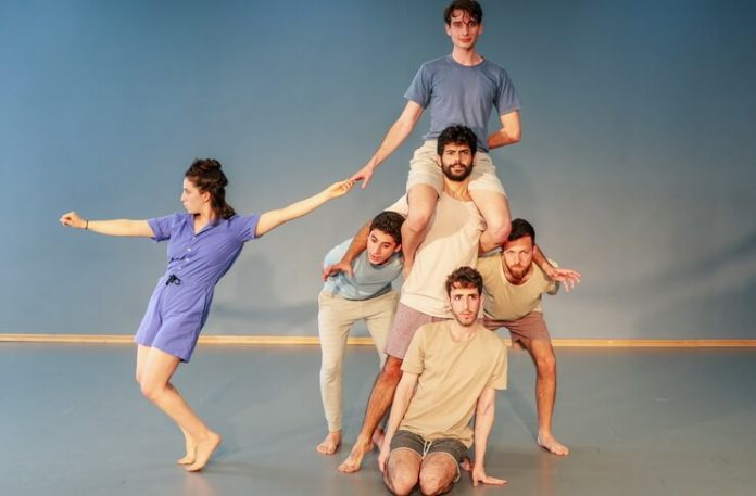 Imagine din spectacolul ”E oare asta o chestiune de genetică?”, Studioul Nissan Nativ, Tel Aviv Imagine din spectacolul ”E oare asta o chestiune de genetică?”, Studioul Nissan Nativ, Tel Aviv