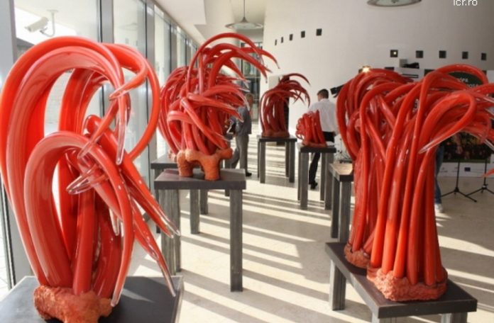 Sculpturi în sticlă de Ioan Nemțoi. Sursa foto: ICR