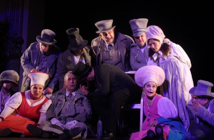 Fotografie din spectacolul Teatrului de Comedie din București, ”Revizorul” de N. V. Gogol, la Gori, Georgia
