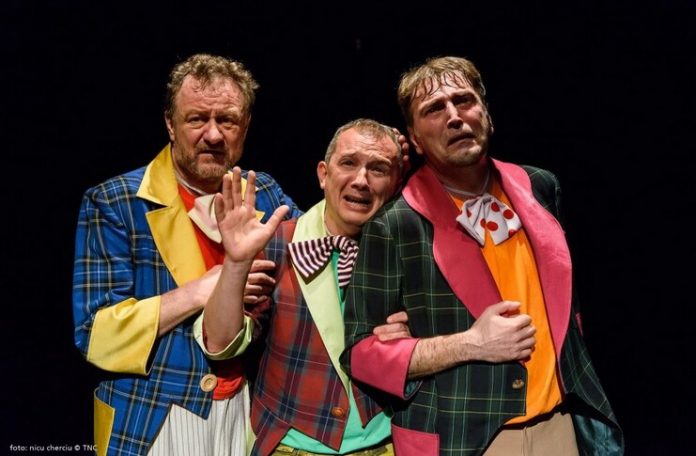 Imagine din spectacolul ”Angajare de clovn” de Matei Vișniec, Teatrul Național din Cluj-Napoca. Fotografie de Nicu Cherciu