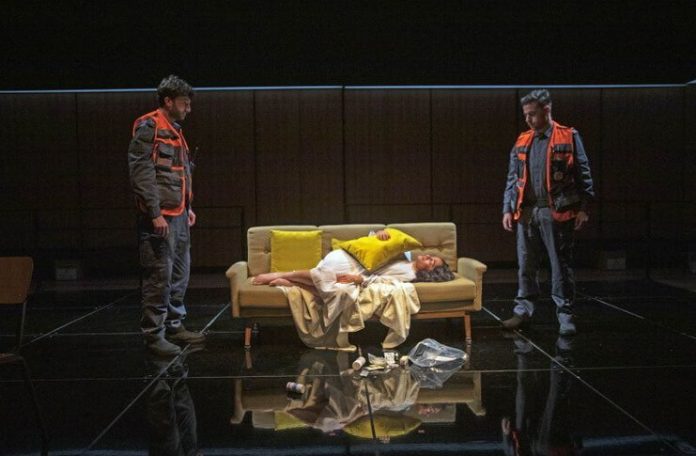 Imagine din spectacolul ”Cauza decesului – necunoscută” de Motti Lerner, Teatrul Național Habima din Tel Aviv