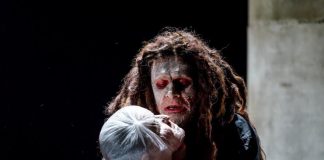 Știri: Premiera spectacolului ”Titus Andronicus” de William Shakespeare la Teatrul Național din Iași (2 iunie 2019) Imagine din spectacolul ”Titus Andronicus” de William Shakespeare, Teatrul Național din Iași. Fotografie de Odin Moise