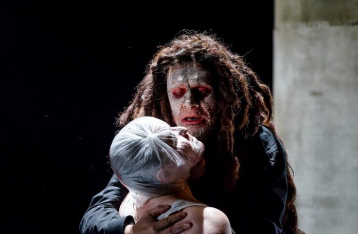 Imagine din spectacolul ”Titus Andronicus” de William Shakespeare, Teatrul Național din Iași. Fotografie de Odin Moise