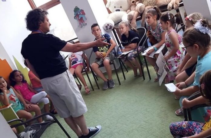 Lică Barbu și Grupul artistic ”Nino Nino”, Biblioteca Județeană ”Panait Istrati”, Brăila, 25 iulie 2019 Lică Barbu și Grupul artistic ”Nino Nino”, Biblioteca Județeană ”Panait Istrati”, Brăila, 25 iulie 2019