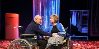 ”Umbre” la Teatrul Național din București – cronică de teatru de Gheorghe Miletineanu Mariana Mihuț și Victor Rebengiuc în spectacolul ”Umbre” de Marilia Samper, Teatrul Național din București. Fotografie de Florin Ghioca. Sursa TNB