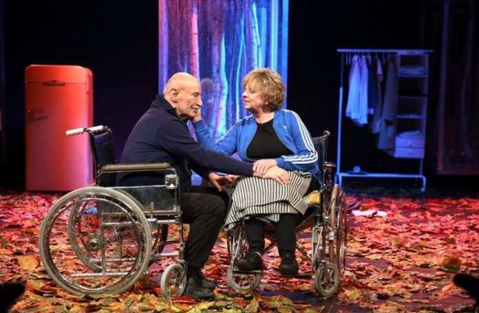 Mariana Mihuț și Victor Rebengiuc în spectacolul ”Umbre” de Marilia Samper, Teatrul Național din București. Fotografie de Florin Ghioca. Sursa TNB