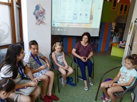 Angela Burtea și copii din grupul artistic &rdquo;Nino Nino&rdquo;, Brăila, 2 august 2019