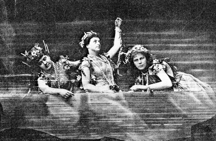 Fiicele Rinului în ”Aurul Rinului”, Bayreuth, 1876: Minna Lammert (Floßhilde); Lilli Lehmann (Woglinde); Marie Lehmann (Wellgunde) Fiicele Rinului în ”Aurul Rinului”, Bayreuth, 1876: Minna Lammert (Floßhilde); Lilli Lehmann (Woglinde); Marie Lehmann (Wellgunde)