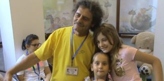 Lică Barbu și copii din Grupul artistic ”Nino Nino”