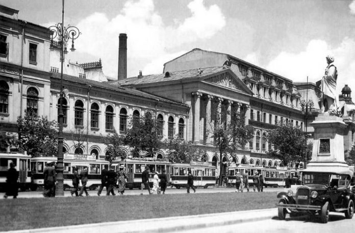 Clădirea Universității din București în perioada interbelică Clădirea Universității din București în perioada interbelică